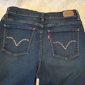 Levi’s 5 Pocket Slimming Boot Cut Dark Blue Jeans 8
